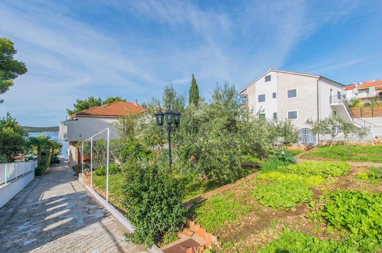 Apartment And Rooms Franka Zaboric Exterior foto