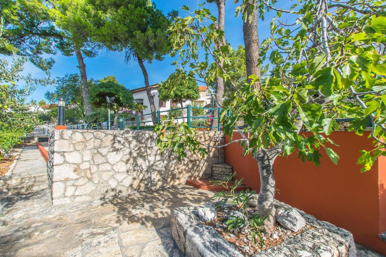 Apartment And Rooms Franka Zaboric Exterior foto