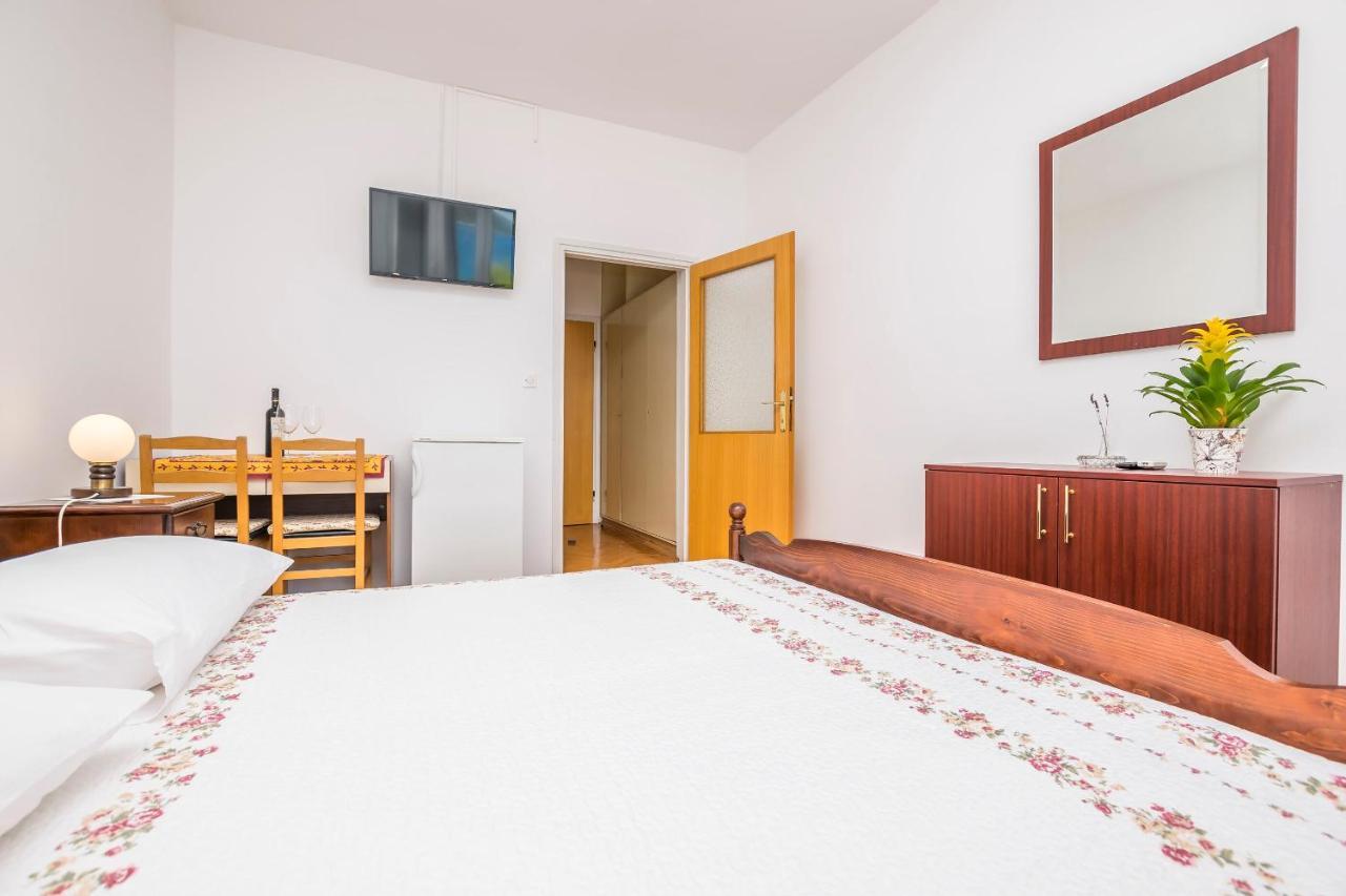 Apartment And Rooms Franka Zaboric Exterior foto