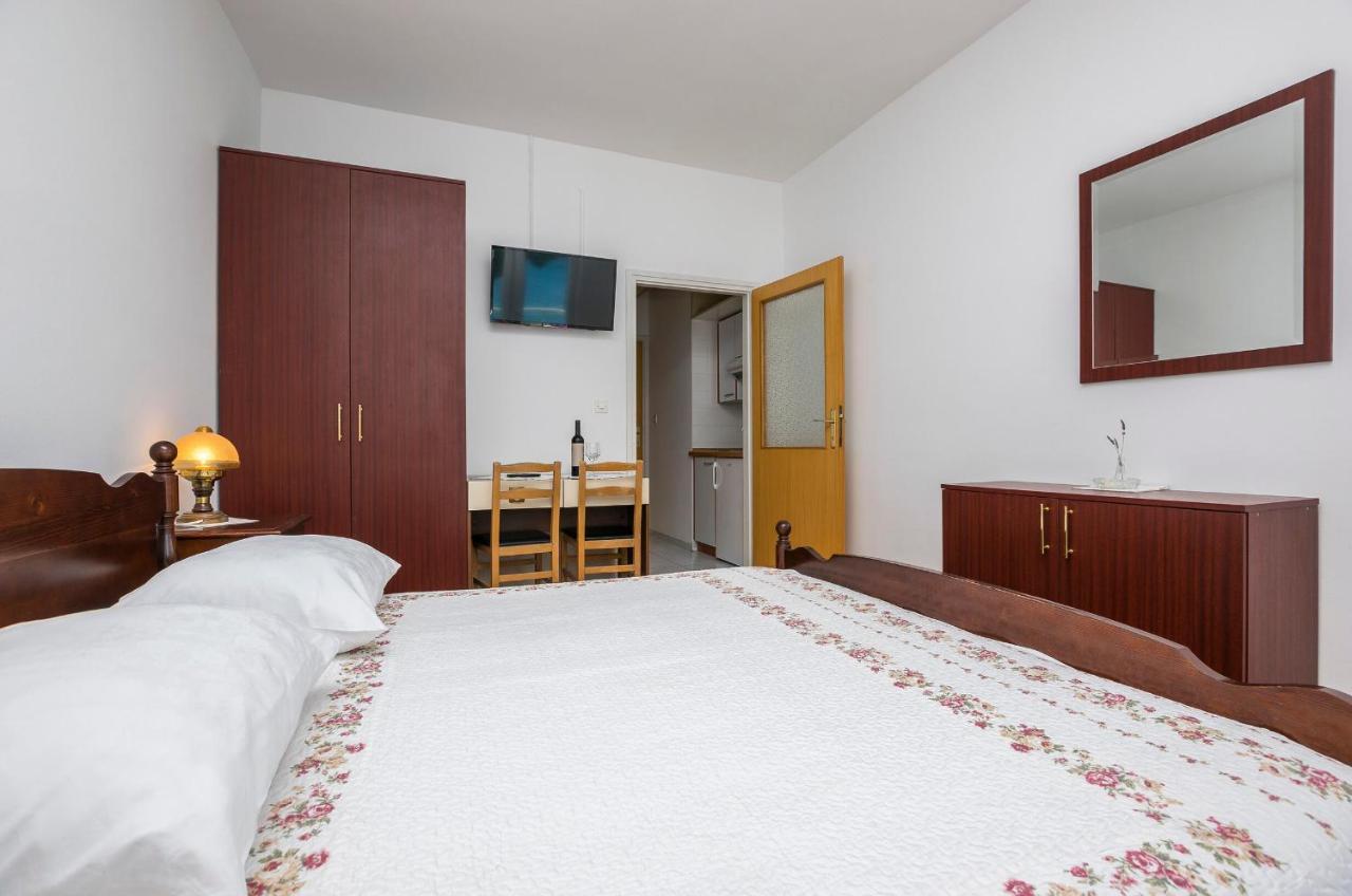 Apartment And Rooms Franka Zaboric Exterior foto
